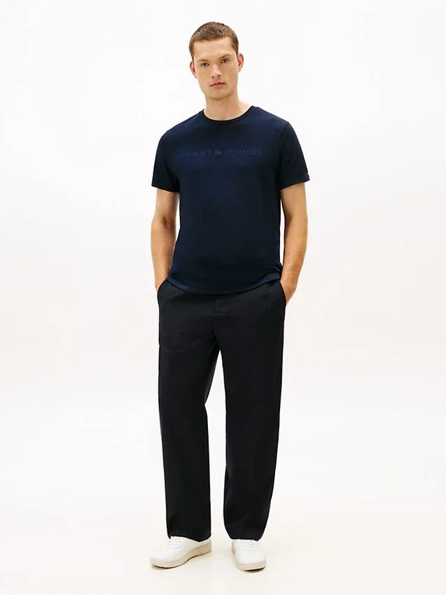 Camiseta gruesa con logotipo en tono a tono Camiseta gruesa con logotipo en tono a tono