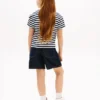 Camiseta infantil a rayas con bolsillo
