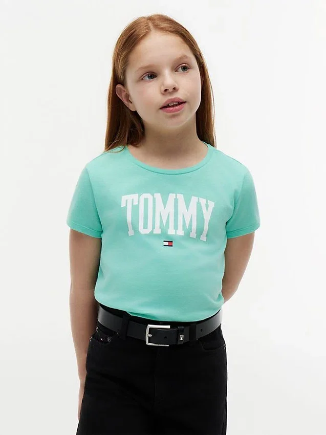 Camiseta infantil con el logotipo de Tommy Camiseta infantil con el logotipo de Tommy