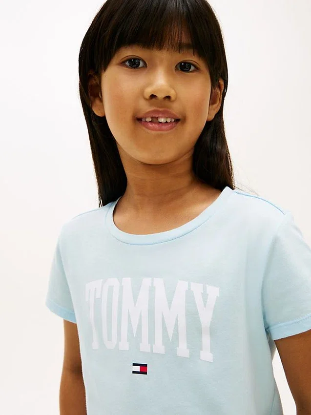 Camiseta infantil con el logotipo de Tommy Camiseta infantil con el logotipo de Tommy