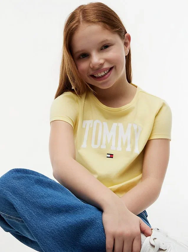 Camiseta infantil con el logotipo de Tommy Camiseta infantil con el logotipo de Tommy