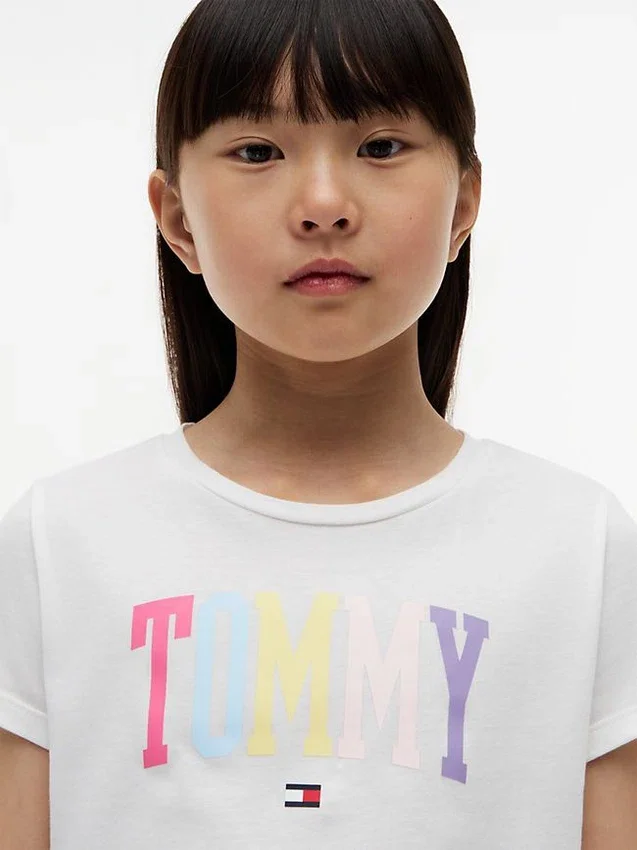 Camiseta infantil con el logotipo de Tommy Camiseta infantil con el logotipo de Tommy