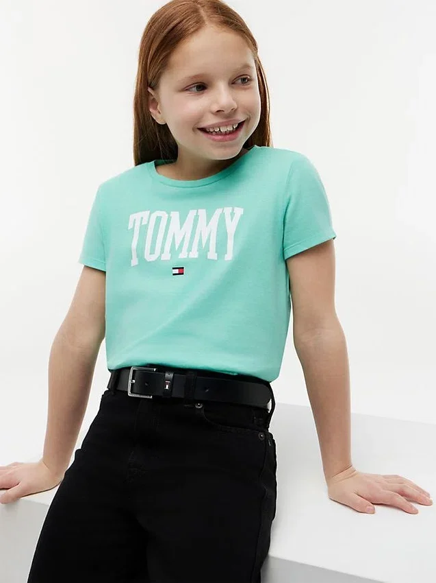 Camiseta infantil con el logotipo de Tommy Camiseta infantil con el logotipo de Tommy