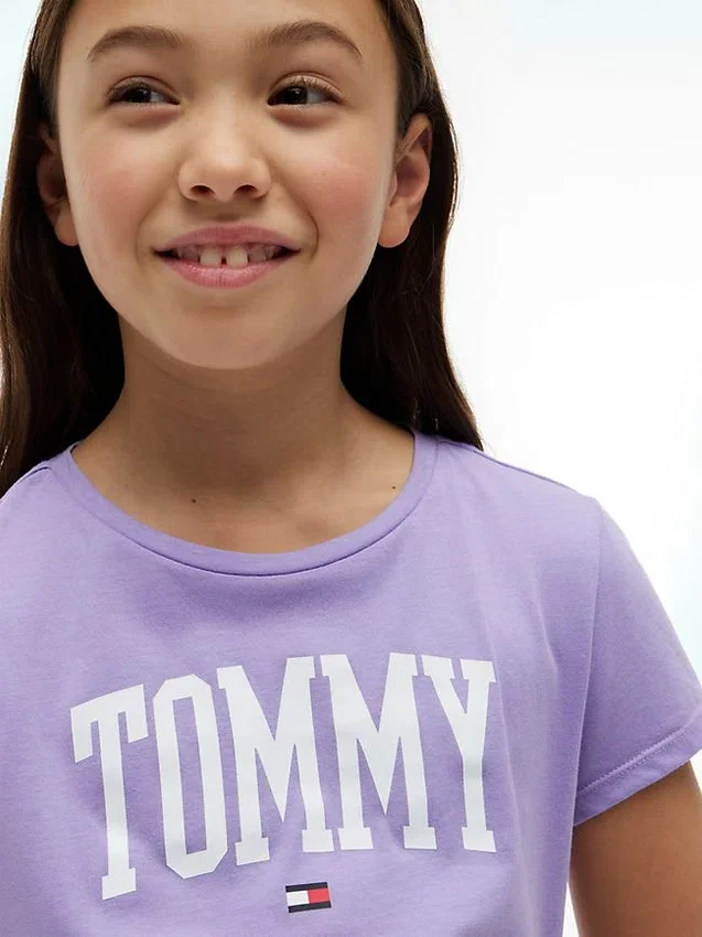 Camiseta infantil con el logotipo de Tommy Camiseta infantil con el logotipo de Tommy