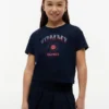 Camiseta infantil con el logotipo de Tommy y pedrería Camiseta infantil con el logotipo de Tommy y pedrería