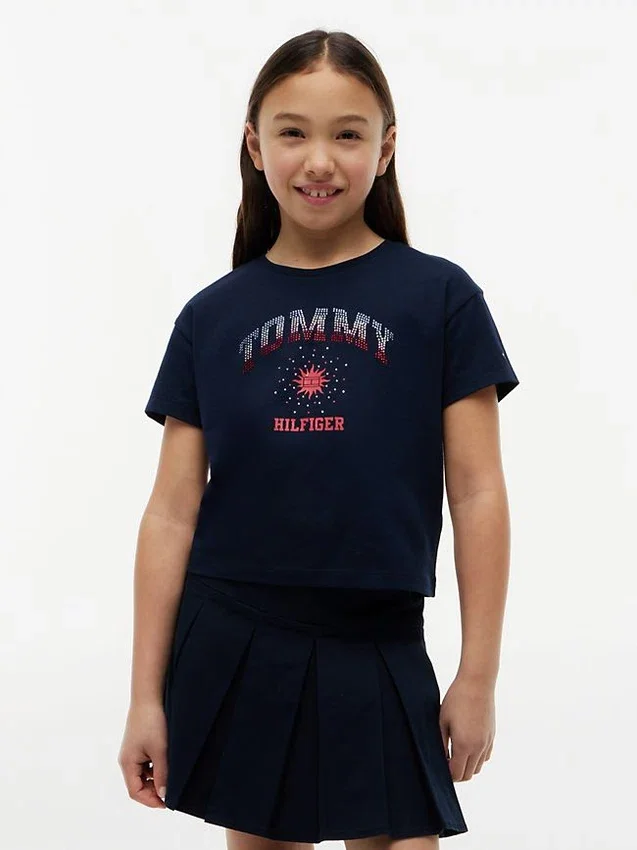 Camiseta infantil con el logotipo de Tommy y pedrería Camiseta infantil con el logotipo de Tommy y pedrería