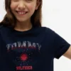 Camiseta infantil con el logotipo de Tommy y pedrería Camiseta infantil con el logotipo de Tommy y pedrería