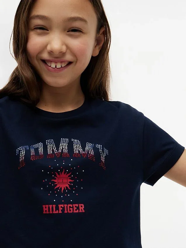 Camiseta infantil con el logotipo de Tommy y pedrería Camiseta infantil con el logotipo de Tommy y pedrería