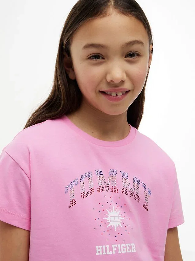 Camiseta infantil con el logotipo de Tommy y pedrería Camiseta infantil con el logotipo de Tommy y pedrería