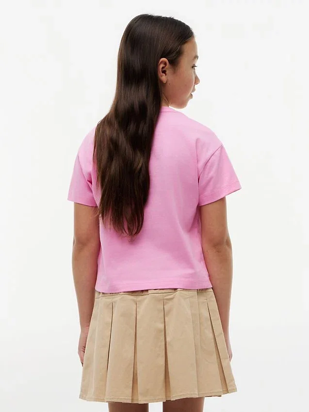 Camiseta infantil con el logotipo de Tommy y pedrería Camiseta infantil con el logotipo de Tommy y pedrería