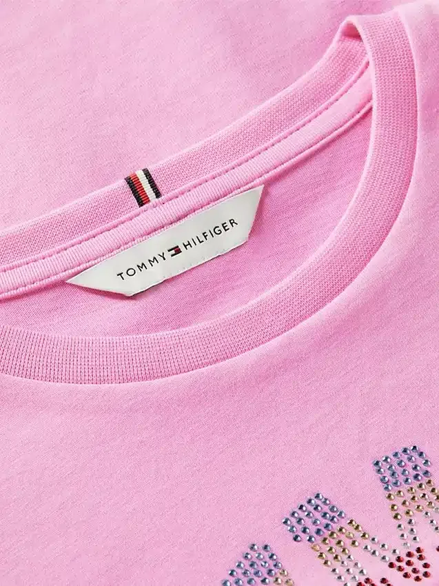 Camiseta infantil con el logotipo de Tommy y pedrería Camiseta infantil con el logotipo de Tommy y pedrería