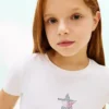 Camiseta infantil con estrella y bandera de strass Camiseta infantil con estrella y bandera de strass