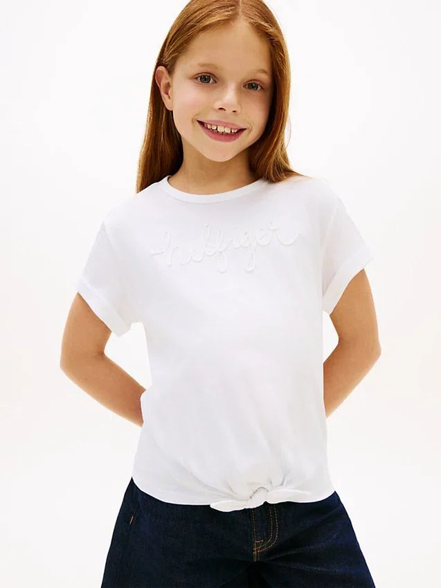 Camiseta infantil con lazo delantero y logotipo de Hilfiger Camiseta infantil con lazo delantero y logotipo de Hilfiger