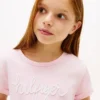 Camiseta infantil con lazo delantero y logotipo de Hilfiger Camiseta infantil con lazo delantero y logotipo de Hilfiger