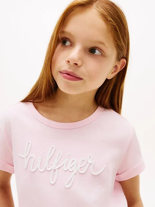 Camiseta infantil con lazo delantero y logotipo de Hilfiger Camiseta infantil con lazo delantero y logotipo de Hilfiger