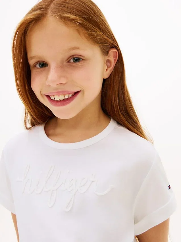 Camiseta infantil con lazo delantero y logotipo de Hilfiger Camiseta infantil con lazo delantero y logotipo de Hilfiger