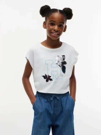 Camiseta infantil con logo floral de lentejuelas