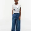 Camiseta infantil con logo floral de lentejuelas Camiseta infantil con logo floral de lentejuelas