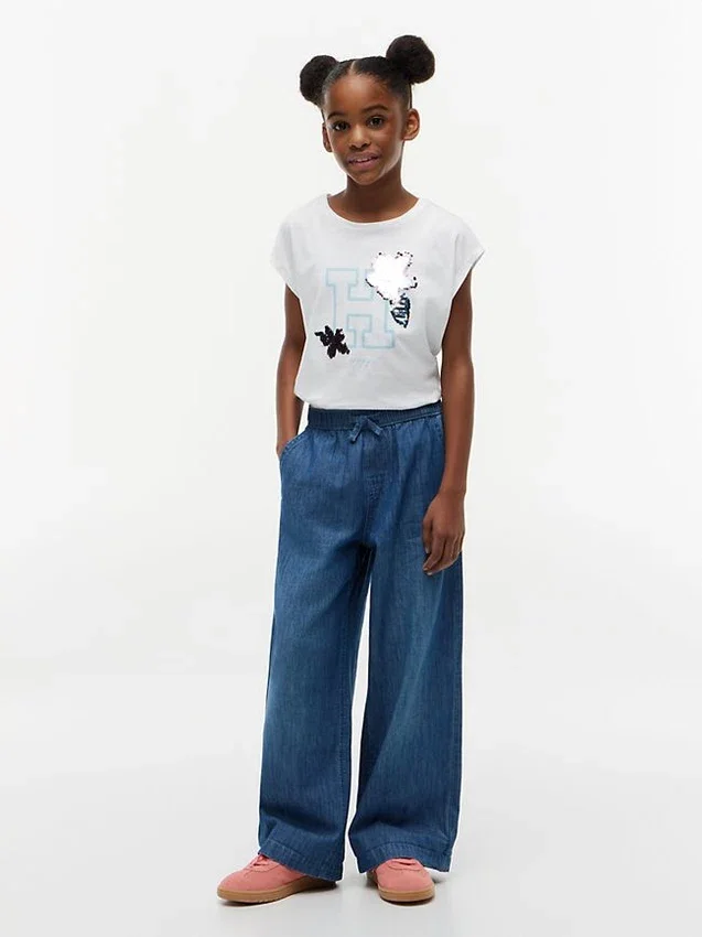 Camiseta infantil con logo floral de lentejuelas Camiseta infantil con logo floral de lentejuelas