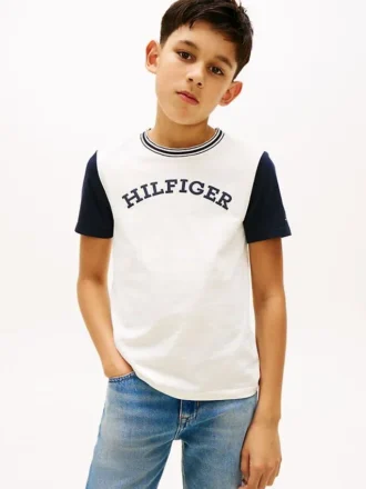 Camiseta infantil con logo monotipo y bloques de color
