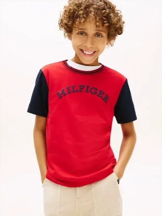 Camiseta infantil con logo monotipo y bloques de color