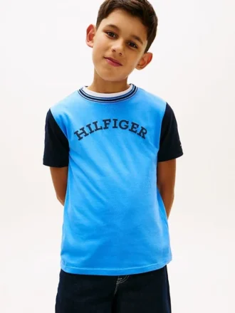 Camiseta infantil con logo monotipo y bloques de color