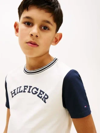 Camiseta infantil con logo monotipo y bloques de color