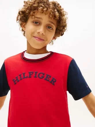 Camiseta infantil con logo monotipo y bloques de color