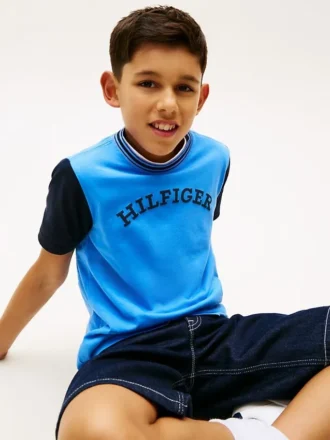 Camiseta infantil con logo monotipo y bloques de color