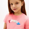 Camiseta infantil con logo multicolor en relieve Camiseta infantil con logo multicolor en relieve