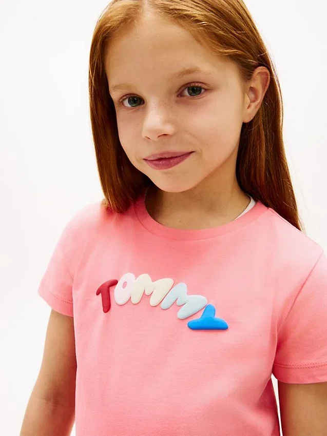 Camiseta infantil con logo multicolor en relieve Camiseta infantil con logo multicolor en relieve