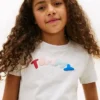 Camiseta infantil con logo multicolor en relieve Camiseta infantil con logo multicolor en relieve