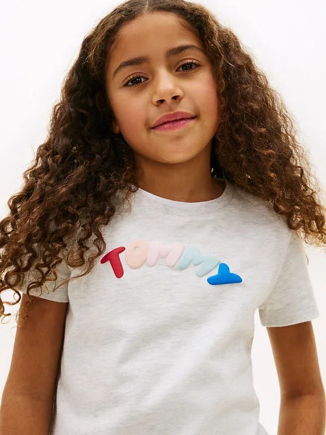 Camiseta infantil con logo multicolor en relieve Camiseta infantil con logo multicolor en relieve