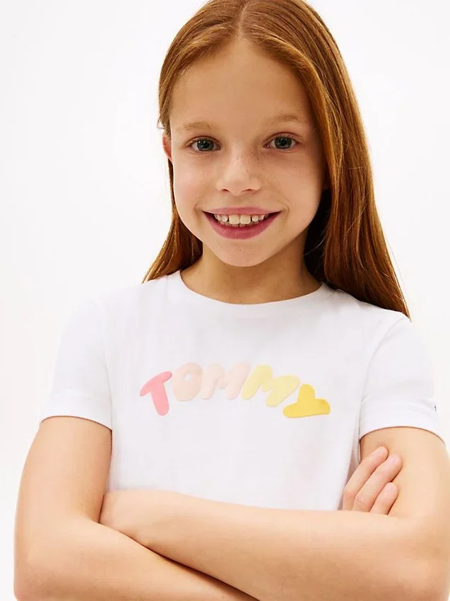 Camiseta infantil con logo multicolor en relieve Camiseta infantil con logo multicolor en relieve
