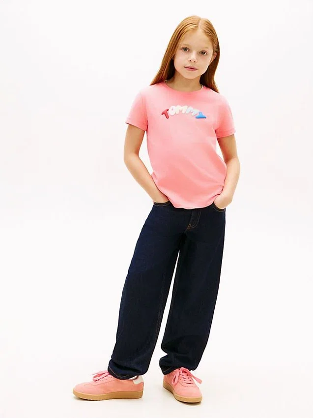 Camiseta infantil con logo multicolor en relieve Camiseta infantil con logo multicolor en relieve