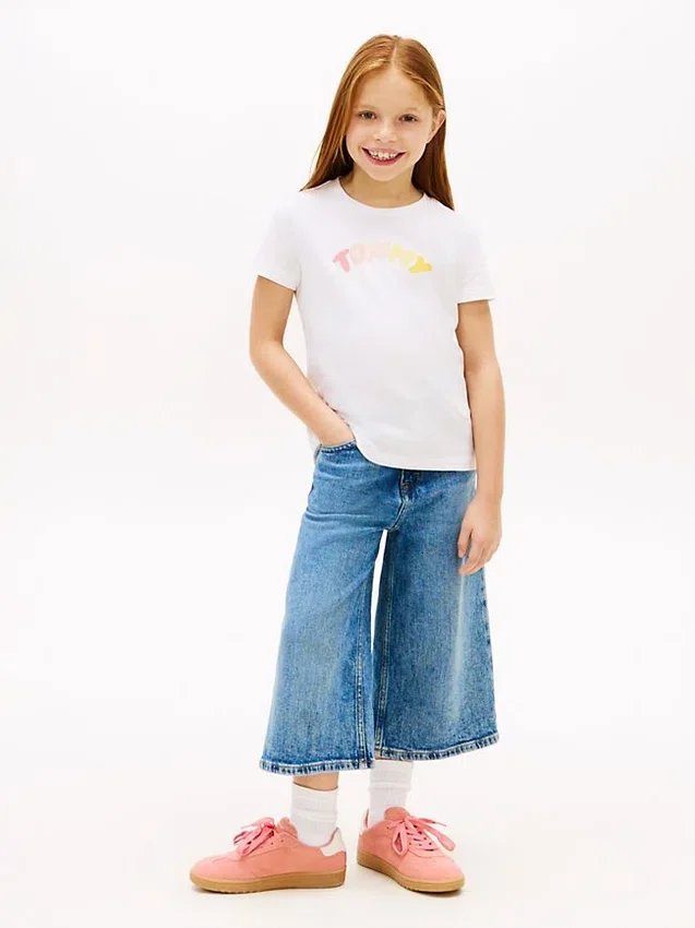 Camiseta infantil con logo multicolor en relieve Camiseta infantil con logo multicolor en relieve