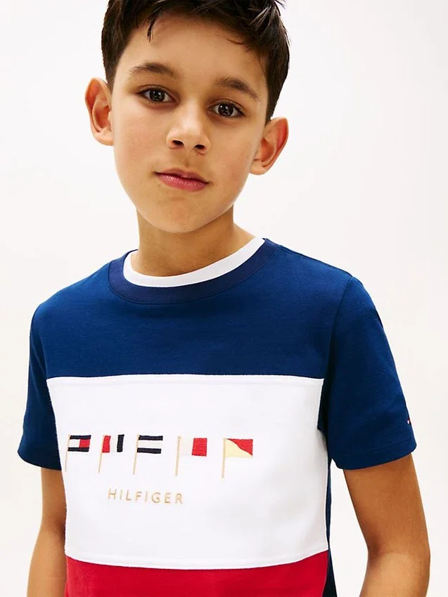 Camiseta infantil con logo Multiflag y bloques de color Camiseta infantil con logo Multiflag y bloques de color