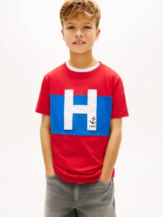 Camiseta infantil con logo náutico en bloques de color