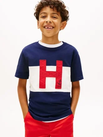 Camiseta infantil con logo náutico en bloques de color