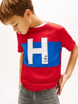 Camiseta infantil con logo náutico en bloques de color