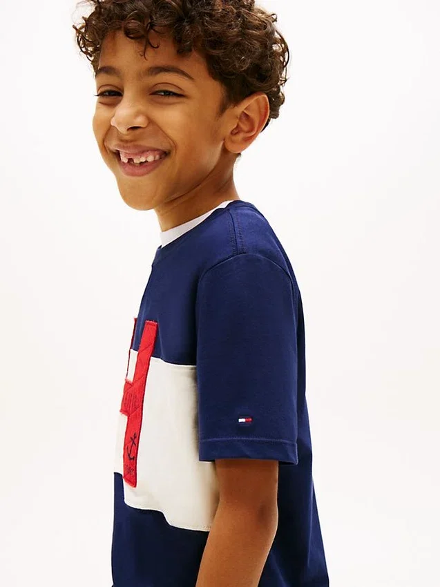 Camiseta infantil con logo náutico en bloques de color Camiseta infantil con logo náutico en bloques de color