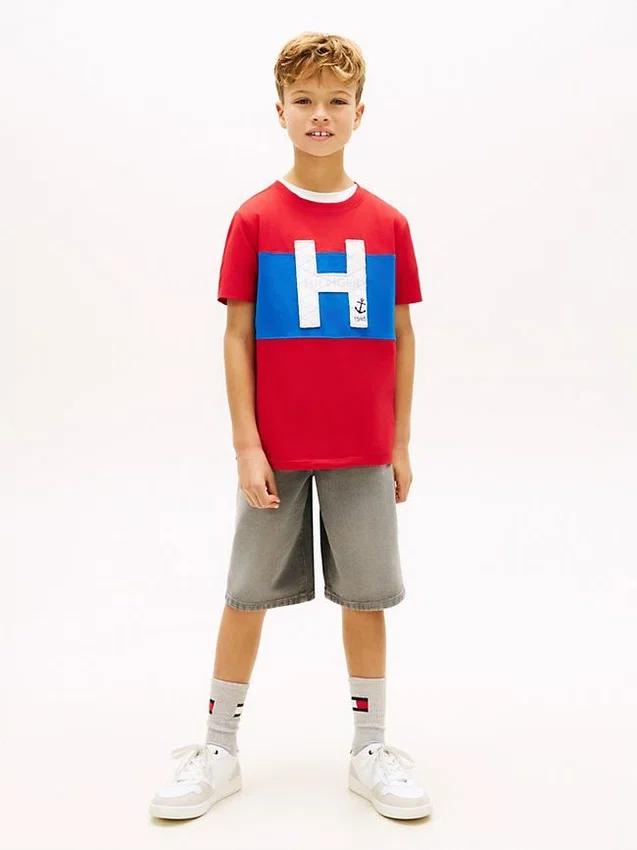 Camiseta infantil con logo náutico en bloques de color Camiseta infantil con logo náutico en bloques de color