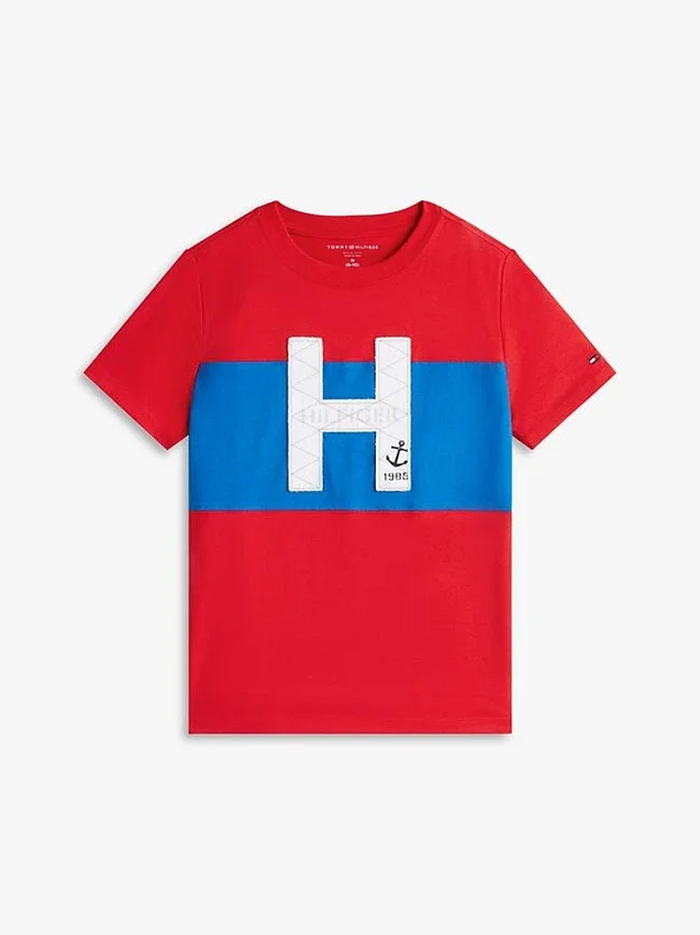 Camiseta infantil con logo náutico en bloques de color Camiseta infantil con logo náutico en bloques de color
