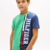 Camiseta infantil con logo y bloques de color verticales Camiseta infantil con logo y bloques de color verticales