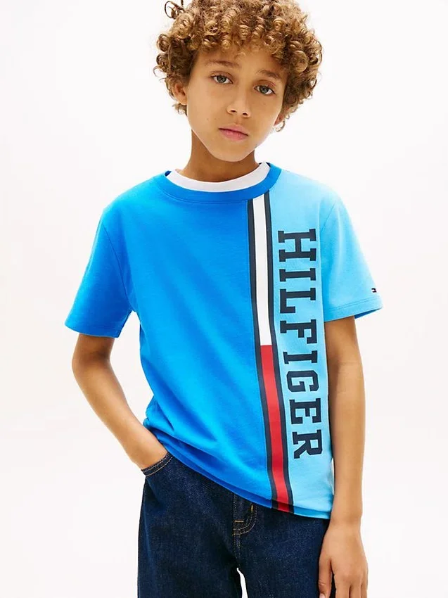 Camiseta infantil con logo y bloques de color verticales Camiseta infantil con logo y bloques de color verticales