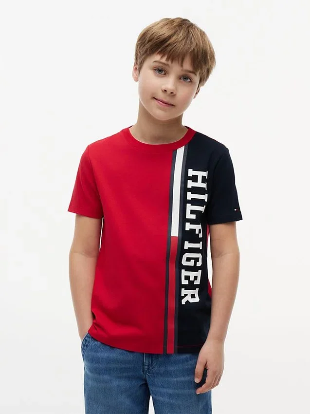 Camiseta infantil con logo y bloques de color verticales Camiseta infantil con logo y bloques de color verticales