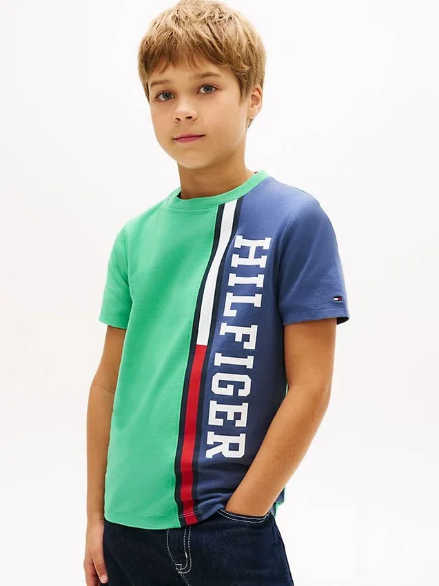 Camiseta infantil con logo y bloques de color verticales Camiseta infantil con logo y bloques de color verticales