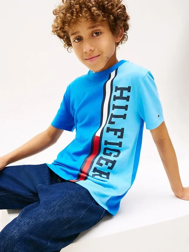 Camiseta infantil con logo y bloques de color verticales Camiseta infantil con logo y bloques de color verticales