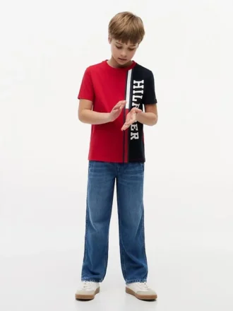 Camiseta infantil con logo y bloques de color verticales