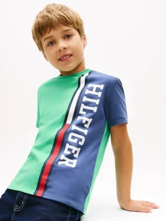 Camiseta infantil con logo y bloques de color verticales